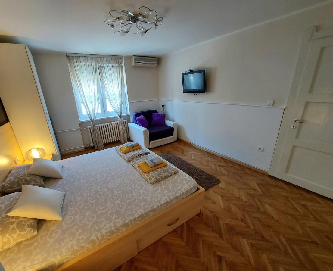 Central Apartment With Garage Новий Сад Екстер'єр фото